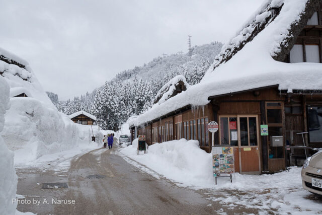 Ainokura Village: A road that runs through the center of the village. In the village, there are 3 gassho-style tour facilities and 6 guest houses. Due to the registration as a World Heritage Site, there are many tourists from overseas.
